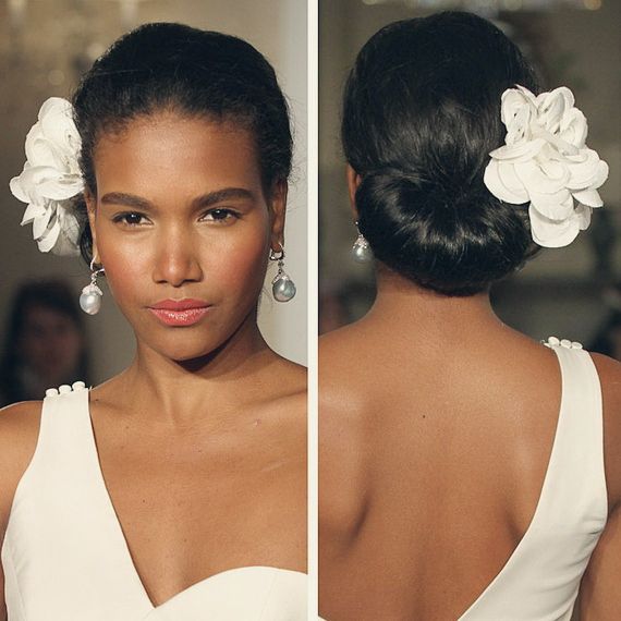 Peinado Updo de boda con flor para mujeres negras