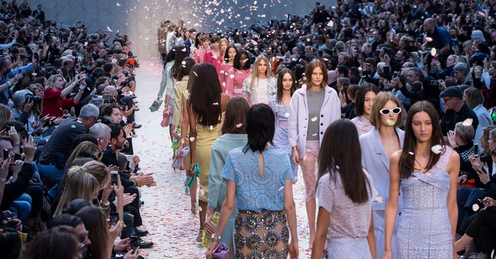De senaste modellredaktörerna, designarna och agenterna från 31 maj 2019 om modebranschens storleksproblem
            
            
                "Så snabbt som mode ändrar trender är de fortfarande mycket långsamma att förändras."