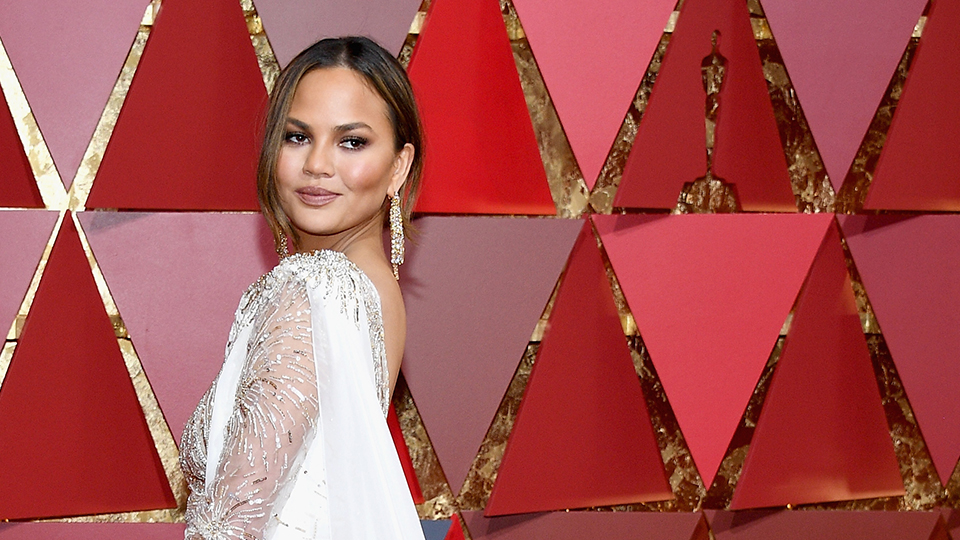 How to Copy Chrissy Teigen’s Chill Oscars Hair on Yourself