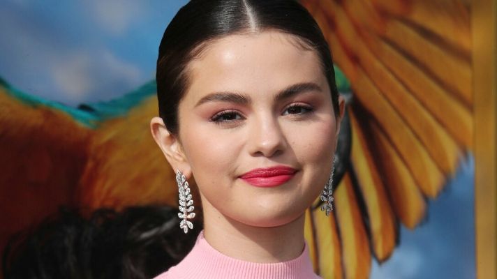 I Can’t Get Enough of Selena Gomez’s ’60s Beauty Looks This Week