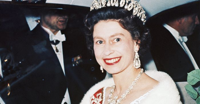 Celebrity 2 de abril de 2020 Estilo de la reina Isabel II: mucho más que Matchy-Matchy Sí, hemos vuelto a ver The Crown.