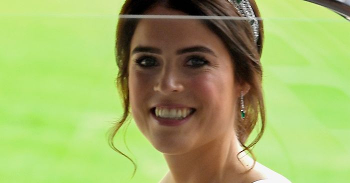 Moda 12 de octubre de 2018 El vestido de novia de princesa de la princesa Eugenie fue una bola de curvas Mira el vestido desde todos los ángulos.